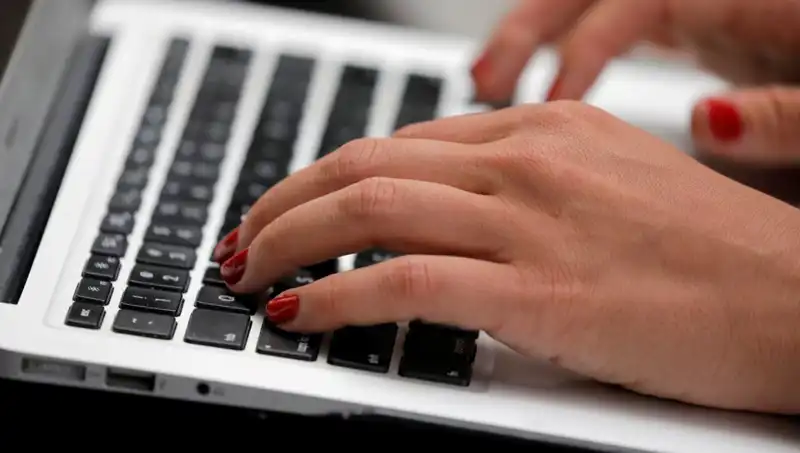 Laptop Mikrofonları Dinleme Tuzağı: Kapalıyken Bile Tehdit Altında Olabilirsiniz