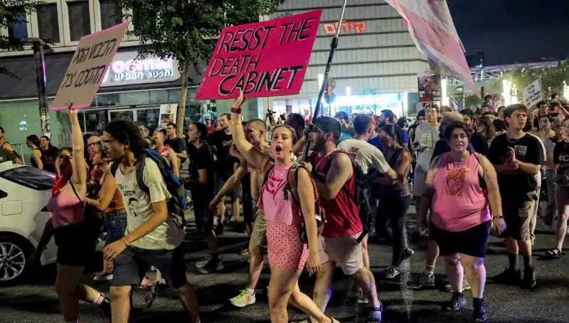 Tel Aviv’de On Binler Netanyahu’ya Karşı Sokağa Döküldü: Protestolar Neden Bu Kadar Büyüdü?