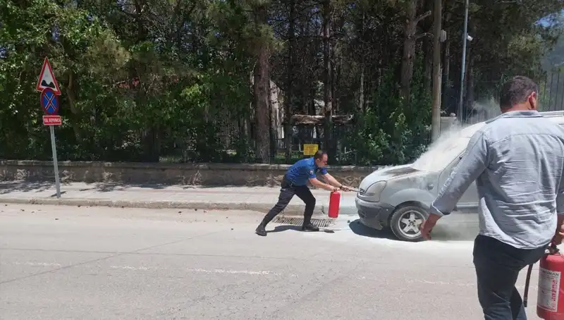 Emniyet Binasının Önünde Alev Alan Araç, Polis Tarafından Zamanında Söndürüldü