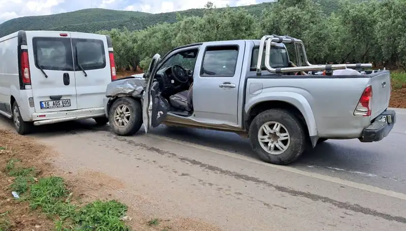 Bursa'da Minibüs ve Kamyonet Çarpıştı: İki Yaralı