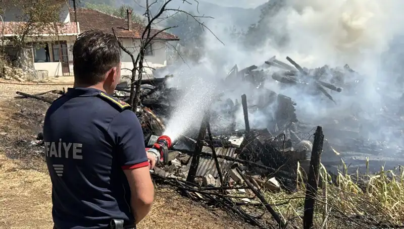 Evdeki Yangın, Ormanlık Alana Sıçradı: Şu An Müdahale Devam Ediyor