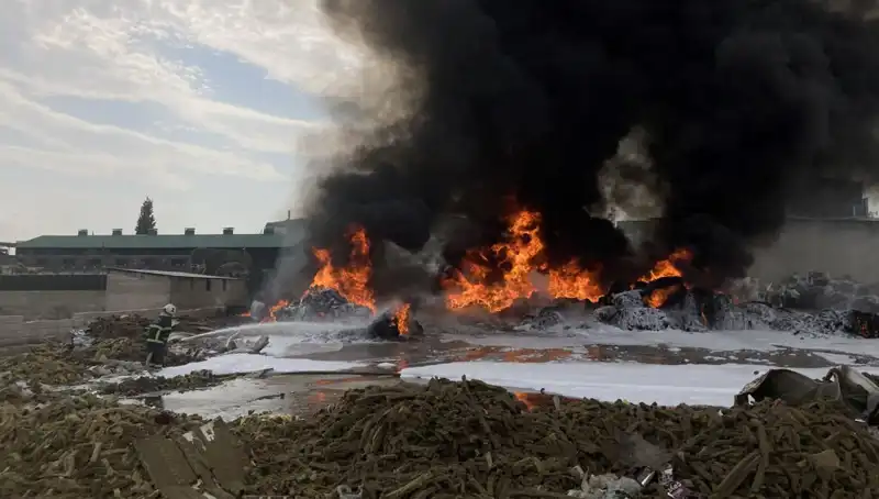 Gaziantep'te Geri Dönüşüm Tesisinde Büyük Yangın: Hayatlar Tehlikeye Girdi