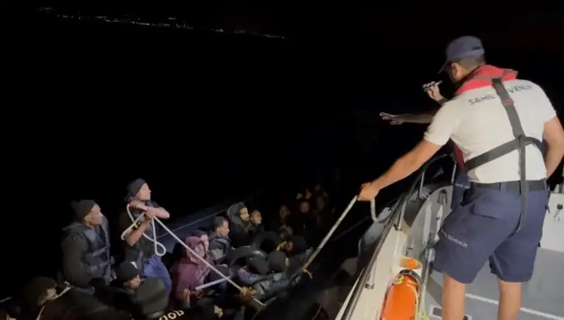 Çeşme Açıklarında Denizde Sürüklenen 42 Kaçak Göçmen Kurtarıldı