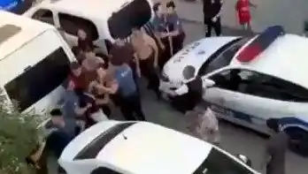Sosyal Medya Kavgası Sokağa Taşındı: 4 Yaralı ve 2 Polis Etkilenerek Tüm Şehirde Panic Oluşturdu