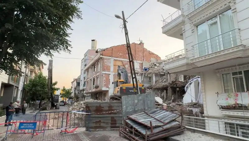 Yıkım Sırasında Elektrik Kabloları Koptu: İki Sokak Karanlığa Gömüldü