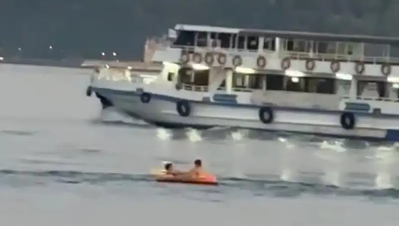 Sarıyer Sahilinde İki Çocuğun Düşük Riskli Macerası: Denizle Bütünleşen Eğlence