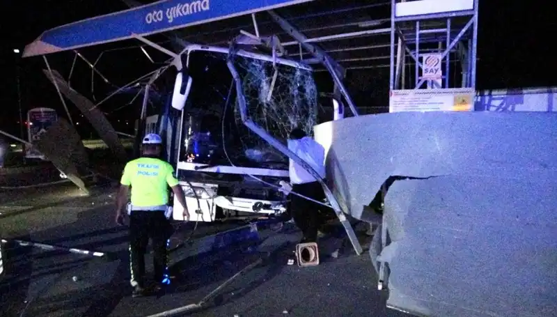 Otobüs Yıkama İstasyonuna Dalınca 8 Kişi Yaralandı: Korkutan Kaza