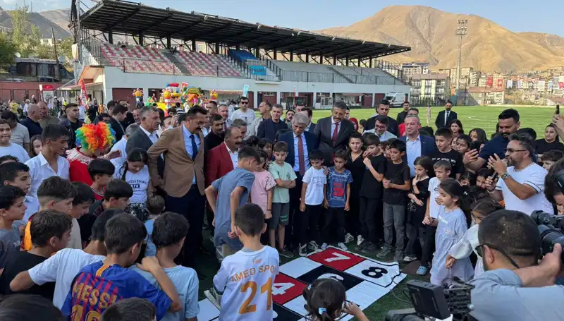 Hakkari'de Büyüleyici Anadolu Şenliği Coşku İçinde Başladı!