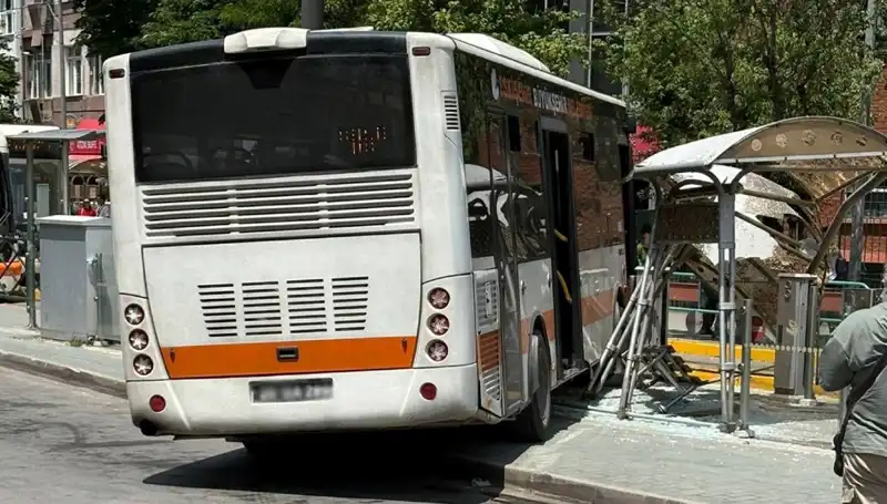 Belediye Otobüsü Tramvay Durağına Daldı: O Anlarda Yaşananlar