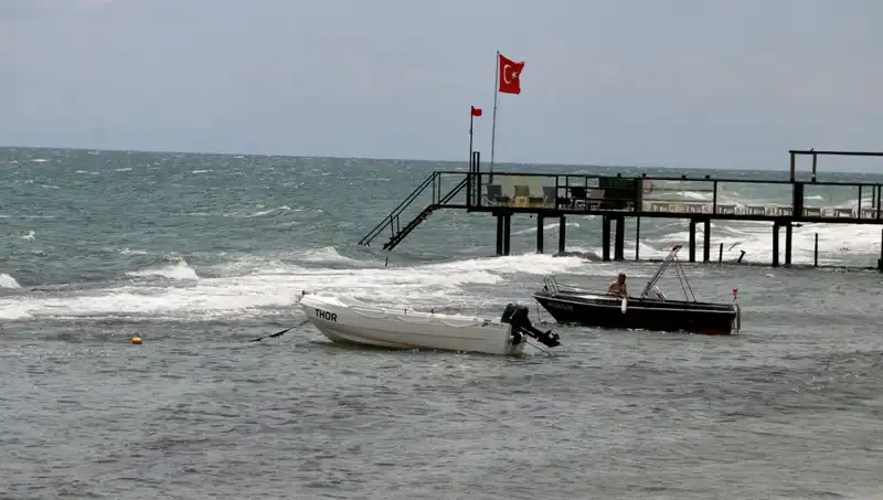 Poyrazın Ardından Gelen Fırtına, Plajları Boş Bıraktı