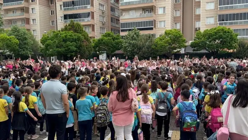 Öğrencilerden Anneleri için Unutulmaz Bir Sürpriz Etkinliği