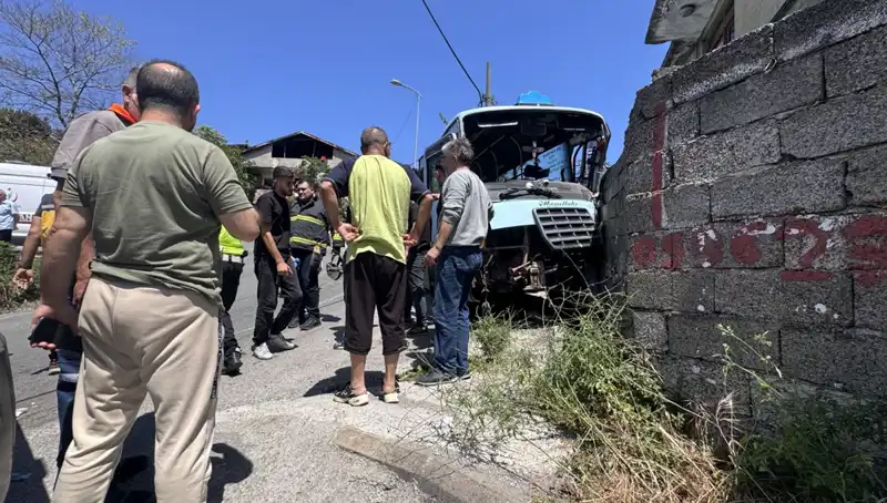 Minibüs Kaza Yaptı: 14 Yaralı, Olay Yerinden İlk Görüntüler Geldi!