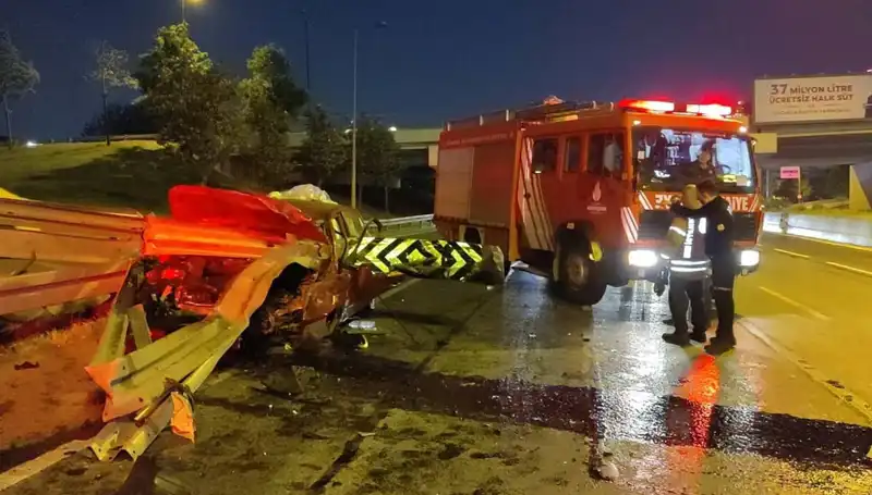 Bariyer Otomobile Saplandı: Korkunç Kaza Sürücüyü Yarıda Bıraktı