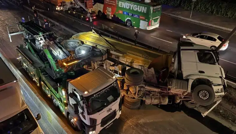 Moloz Yüklü Hafriyat Kamyonu Devrildi: Nedenleri ve Anlık Durum