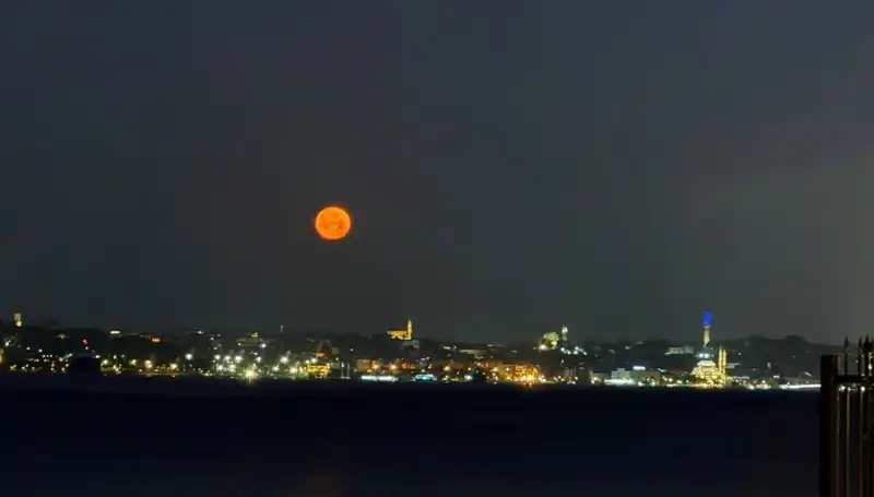 İstanbul'da Çilek Dolunayıyla Büyüleyici Güzellikler Ortaya Çıktı!