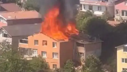 İstanbul'da Yangın Paniği: Kurtarma Ekipleri Dört Kişiyi Mahsur Kaldıktan Sonra Kurtardı