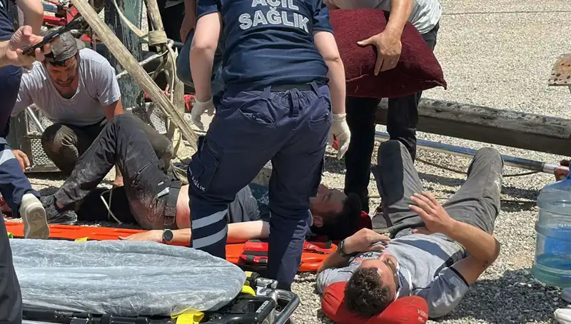 Bayrak Asma İşlemi Korku Dolu Anlara Neden Oldu: Vinç Devrildi, İki İşçi Yaralandı