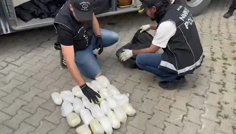 Yolcunun Valizinden Çıkan 13 Kilo Metamfetamin Ortalığı Sarstı!