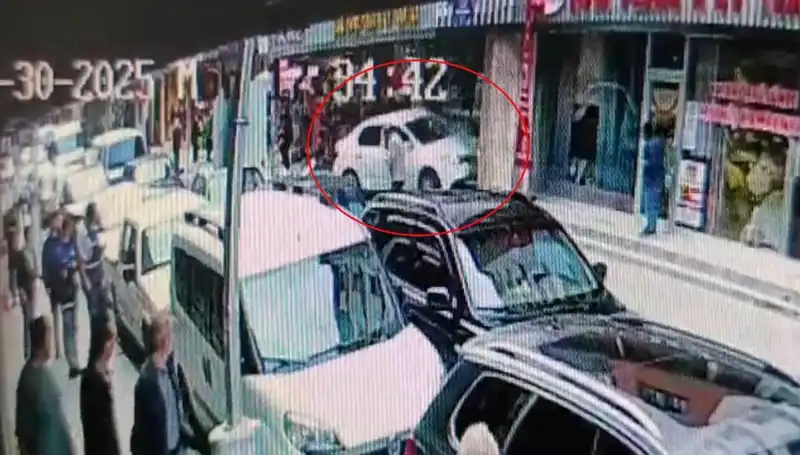Alkollü Sürücü Marketin Camını Kırarak İçeri Daldı: 2 Çocuk Hayatını Kurtardı!