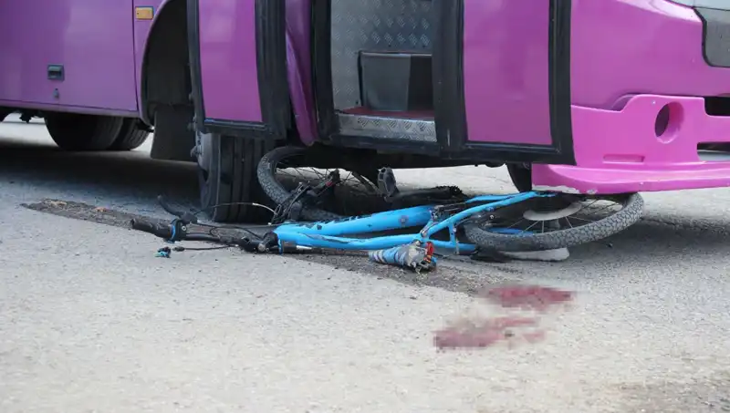 Çocuk Bisikletiyle Sokağa Fırladı, Otobüs Altında Kaldı: Son Dakika Gelişmeleri