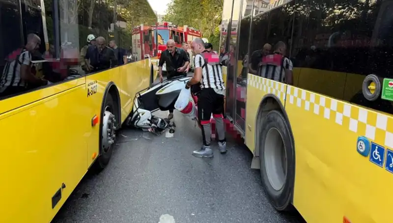 İstanbul'da Motosiklet Kazası: İETT Otobüslerinin Arasında Kaldı!