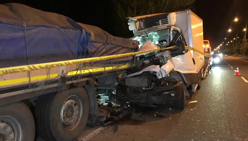 Kamyonetin Tırla Çarpışması: 1 Kişi Hayatını Kaybetti, 1 Yaralı