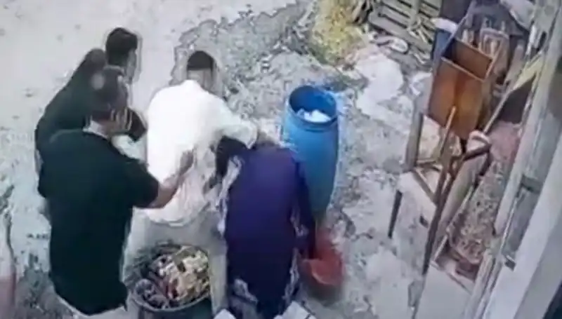 Başakşehir’de Baba ve Oğlu, Bidon Üzerinden Tartıştıkları Kadını Darp Etti
