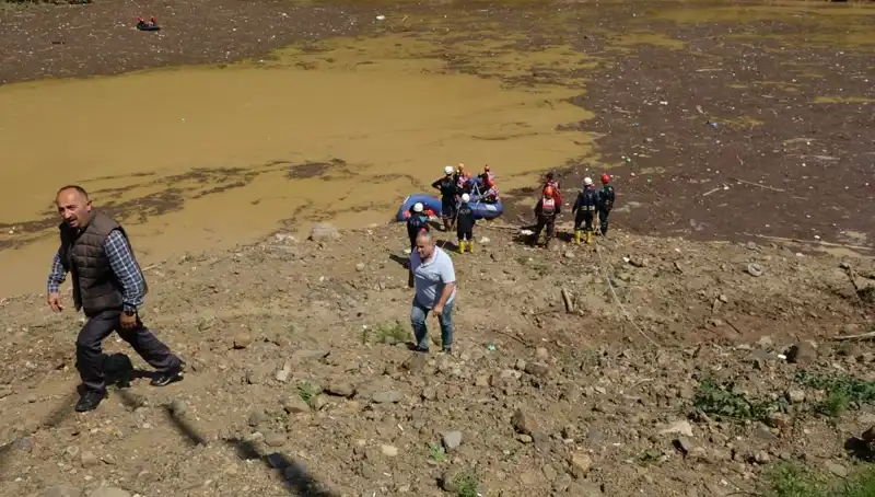 Trabzon'da Sel Felaketi: Adam Evindekileri Kurtarmaya Çalışırken Yakalandı!