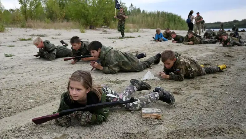 Rusya’da 8 Yaşındaki Çocuklar Savaşçı Oluyor: “Az Kalsın Ölüyordum”