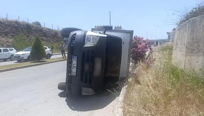 Hafif Ticari Araç Kamyoneti Devirerek Kaza Yaptı: Olayın Detayları