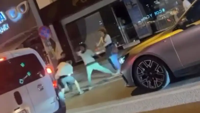 Cadde Boks Ringine Döndü: Sıra Dışı Mücadeleler Sokaklarda Yaşandı