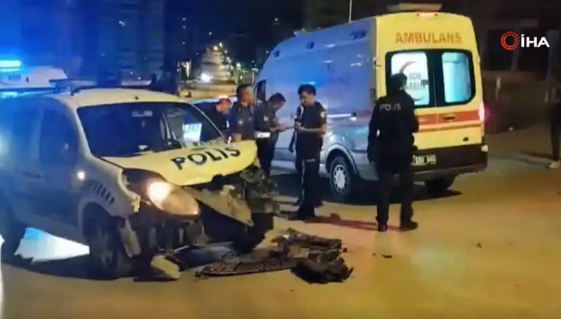 Ankara’da Hafif Ticari Araç ve Polis Aracının Çarpışma Anı Güvenlik Kamerasında