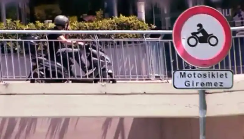 Üst Geçitler Motokuryelerin İşgali Altında: Güvenlik Sıkıntılarına Dikkat!