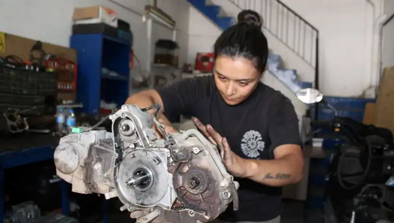 Hayriye, Eşi İçin Hayallerini Gerçekleştirdi: Motor Ustası Oldu