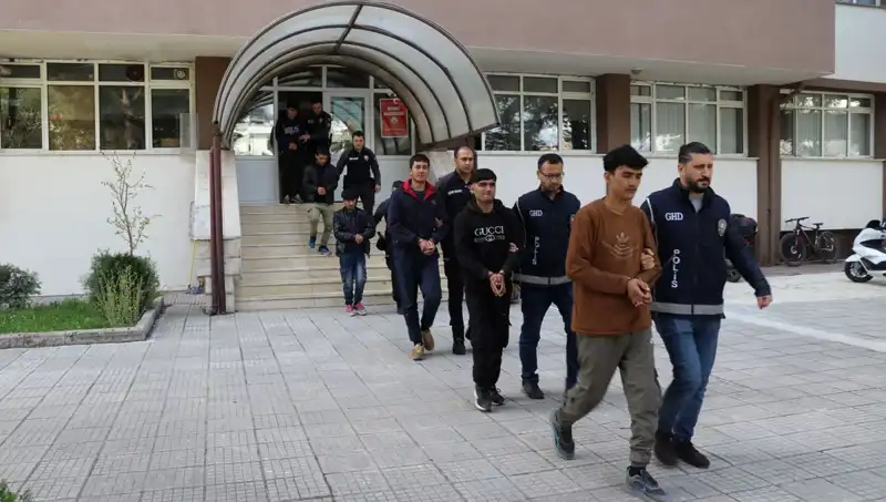 Edirne ve Kırklareli'nde Kaçak Göçmen Operasyonu: 200'den Fazla Gözaltı