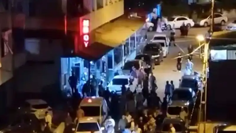Düğün Çıkışı Kaosa Sahne Oldu: Kalabalığa Dalan Araç Şok Etti