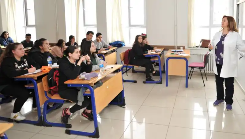 MEB 2025 Lise Kayıt Tarihleri Açıklandı: LGS Sonrası Süreç Nasıl İşleyecek?