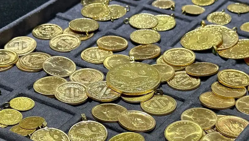 Altın Fiyatları Hafta Sonu Hedefini Belirliyor: Yükseliş mi, Düşüş mü Geliyor?