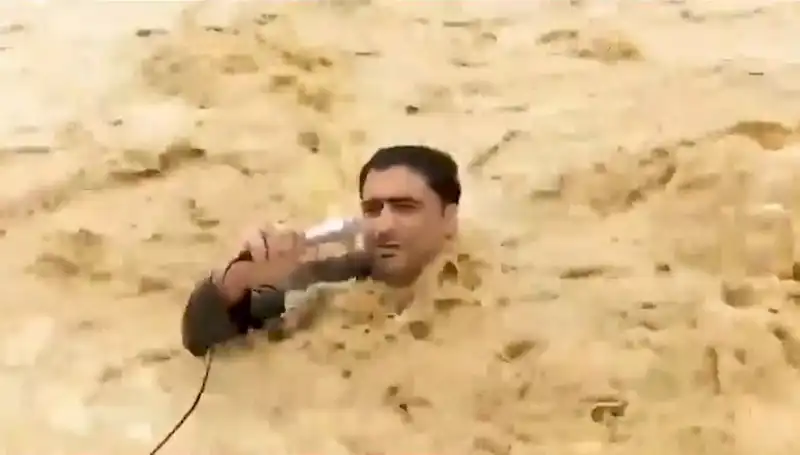 Canlı Yayın Sırasında Sel Sularına Kapılan Sunucu Hayatını Kaybetti