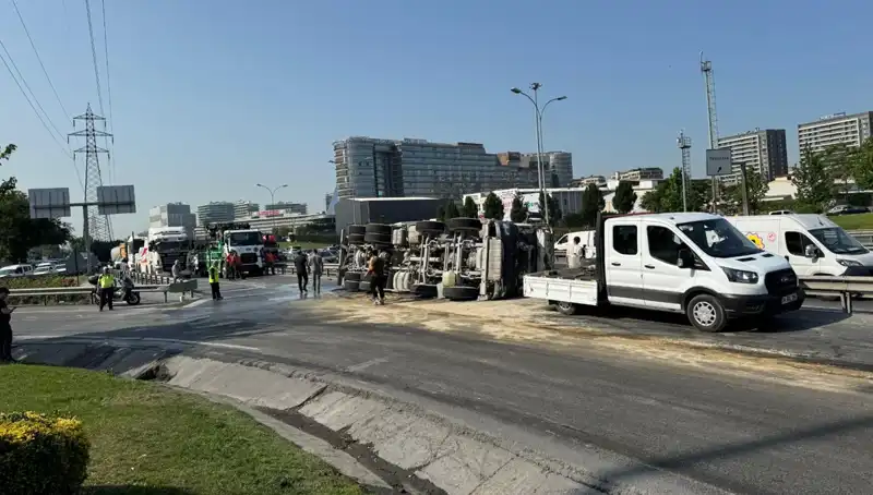 D-100 Yan Yolunda Büyük Kaza: Beton Mikseri Devrildi, Trafik Kilitlendi