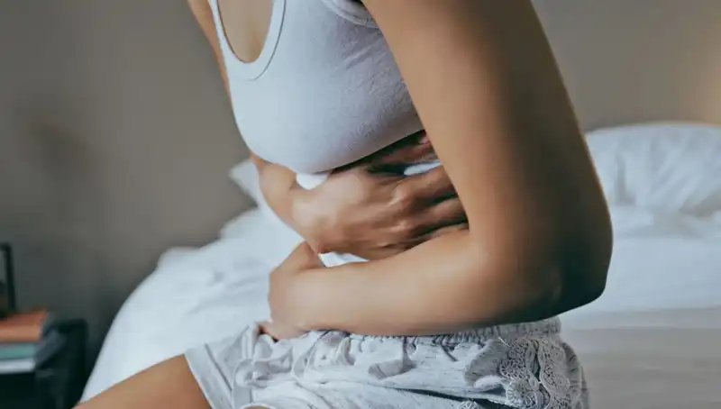 22 Yaşında Bağırsak Kanseri Teşhisi: Göz Ardı Edilen Belirtiler Neler?