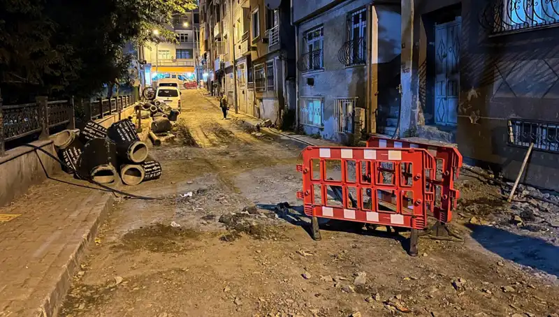 Bayrampaşa'da Rögar Kapağı Patladı: Altyapı Çalışmaları Tehlike Mi?