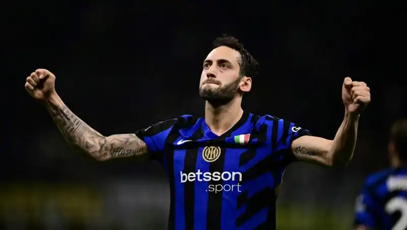 Hakan Çalhanoğlu Tatil Yaparken, Inter Kampa Hazırlanıyor!