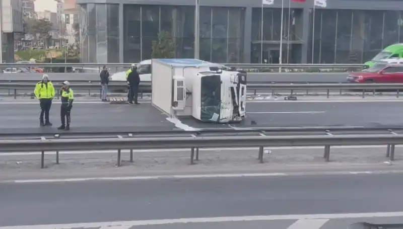 Basın Ekspress’te Kamyonet Devrildi: Trafik Durma Noktasına Geldi!