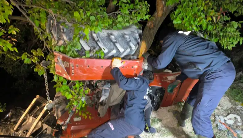 Kontrolden Çıkan Traktör Devrildi: Tek Seferde Trajik Bir Kaza