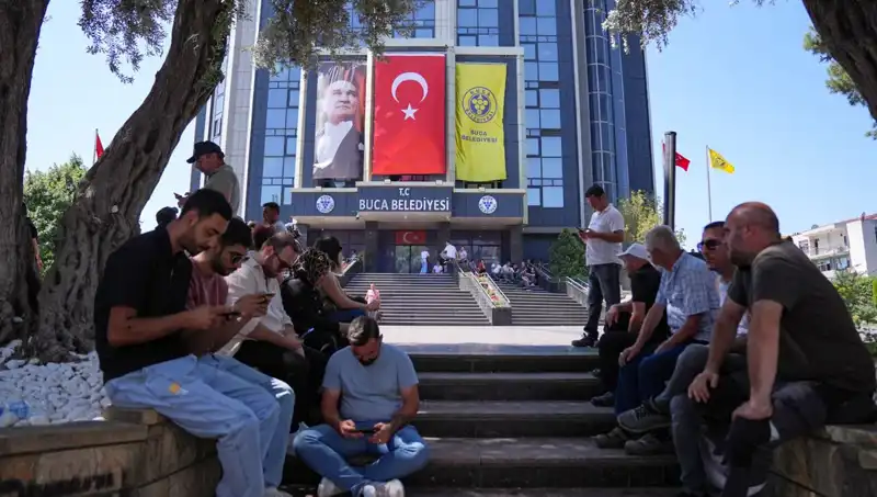 Ücretlerini Alamayan İşçiler, Çalıştıkları İşyeri Önünde Oturma Eylemi Gerçekleştirdi!